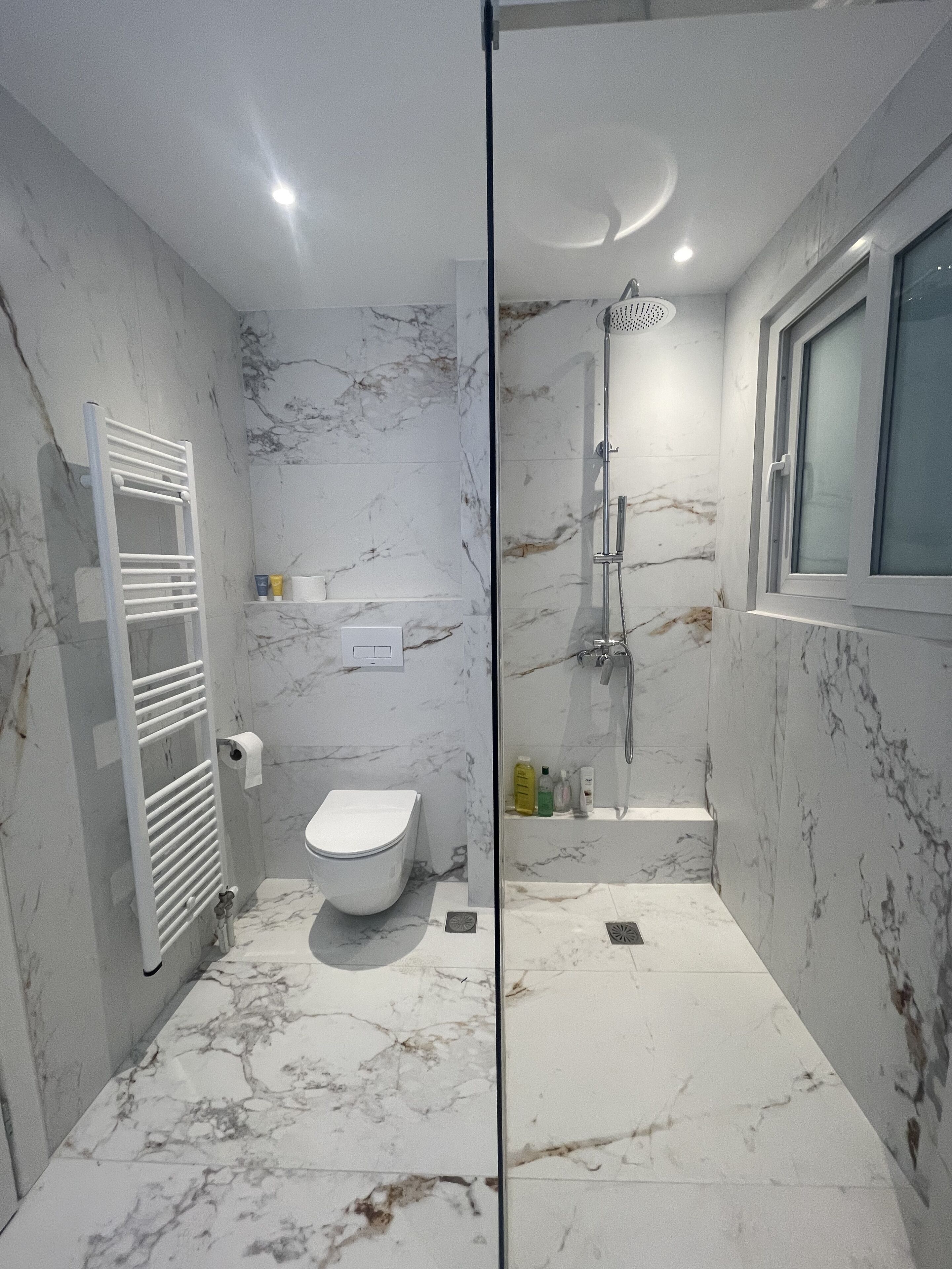 Een douche, een haardroger, handdoeken, zeep