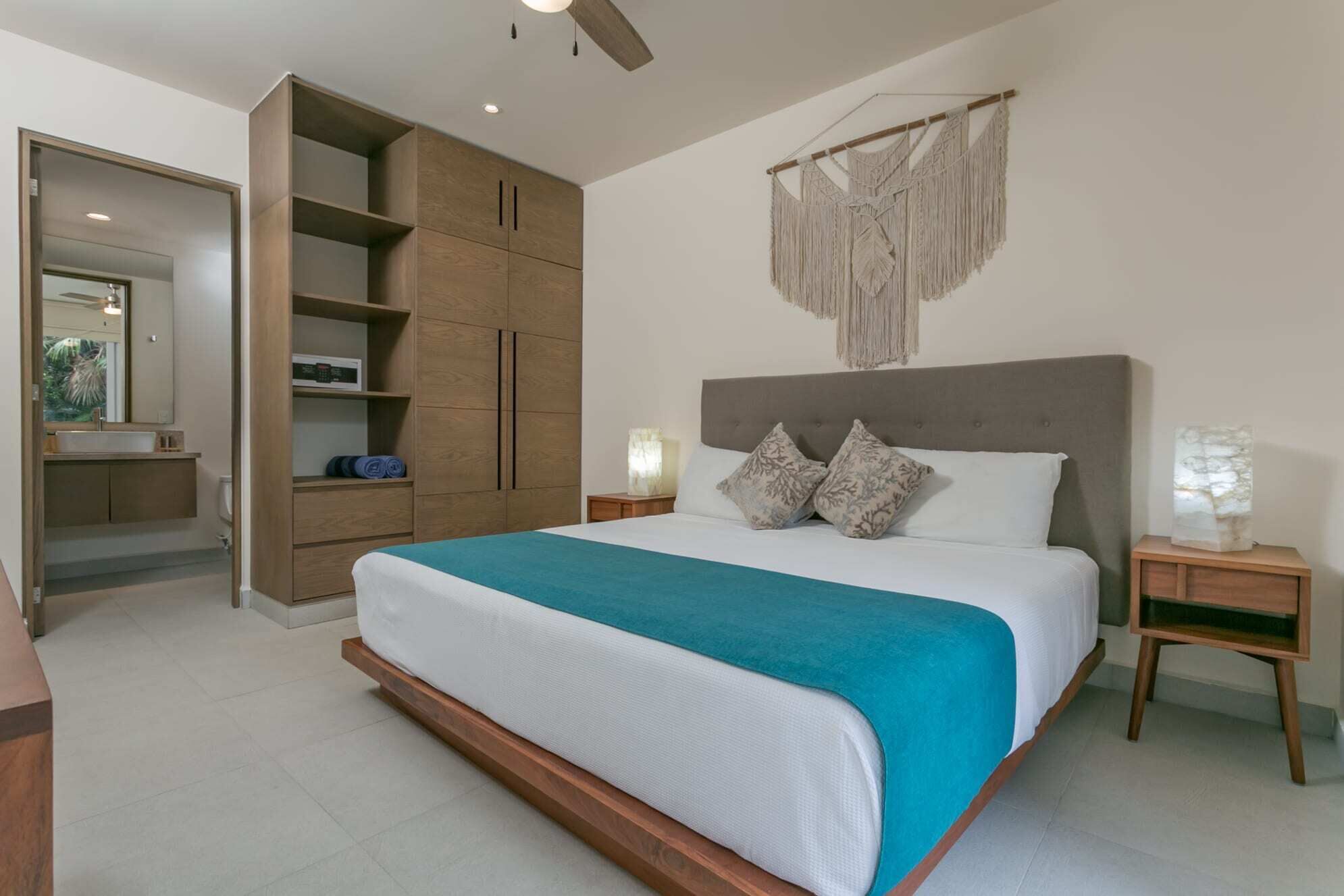 Ocean Escape: 3BR w/ Jacuzzi & Sea View Rooftop