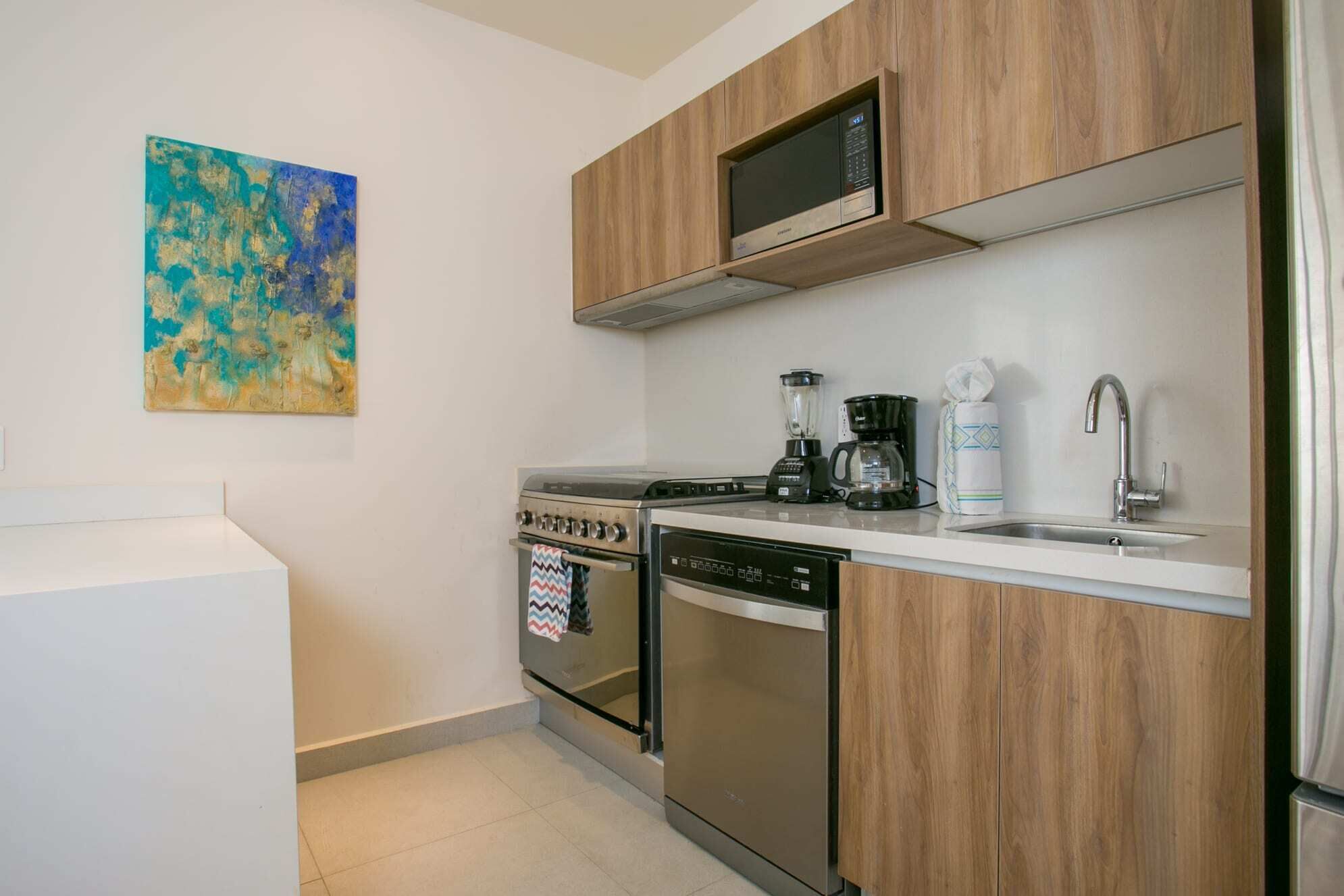 Ocean Escape: 3BR w/ Jacuzzi & Sea View Rooftop