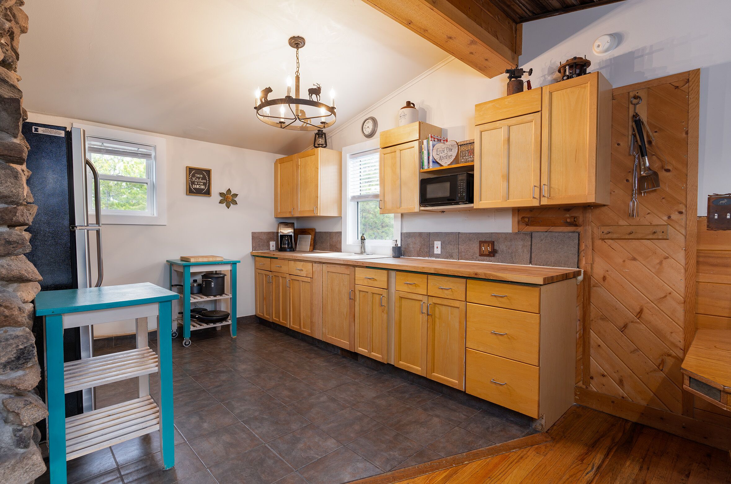 NEW Pet Friendly Cabin! Cozy and timeless w/ ample outdoor space and firepit!