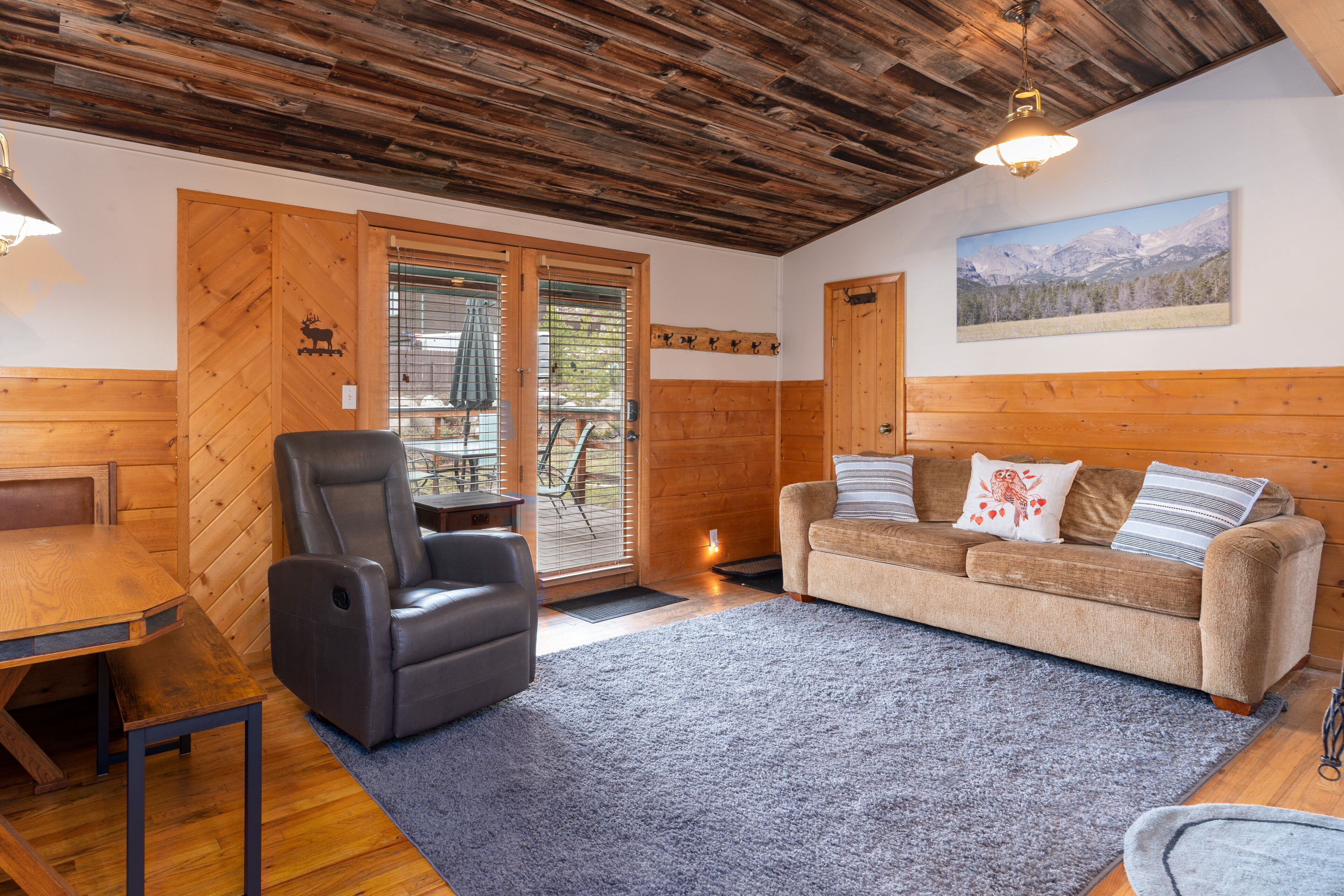 NEW Pet Friendly Cabin! Cozy and timeless w/ ample outdoor space and firepit!