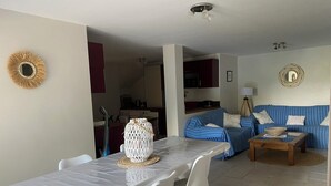A dining area with a table, chairs, and a decorative centerpiece. - 8-person villa in quiet location near lake and beach (Saint-Paul-en-Forêt)