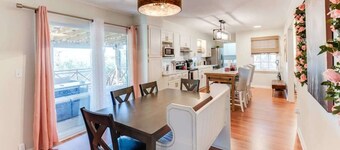 4 Bedrooms! Ping Pong, Basket Ball, Games, Large Covered Deck, Crimson House