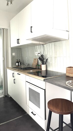 Réfrigérateur, micro-ondes, four, plaque de cuisson