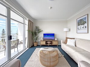 Smart-TV, bordtennis, bøker og filmbibliotek