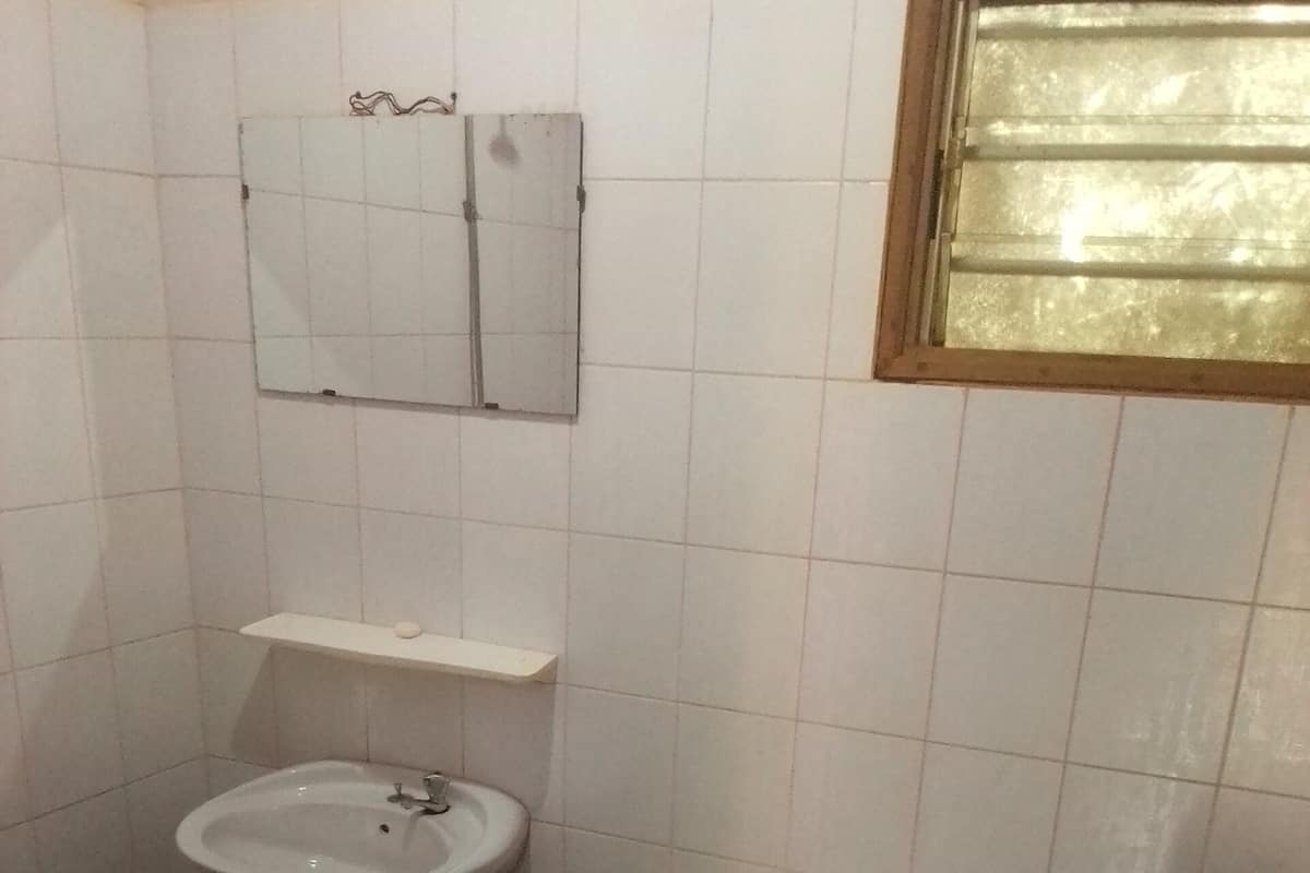 Bañera y ducha independientes, artículos de tocador gratuitos