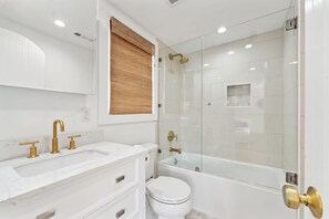 Shower, hair dryer, towels, shampoo - Home With Private Pool 'The Blue Lagoon' (Charleston)