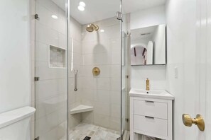 Dusche, Haartrockner, Handtücher, Shampoo