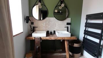 Shower, jetted tub, hair dryer