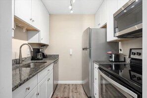 冷蔵庫、電子レンジ、オーブン、コンロ