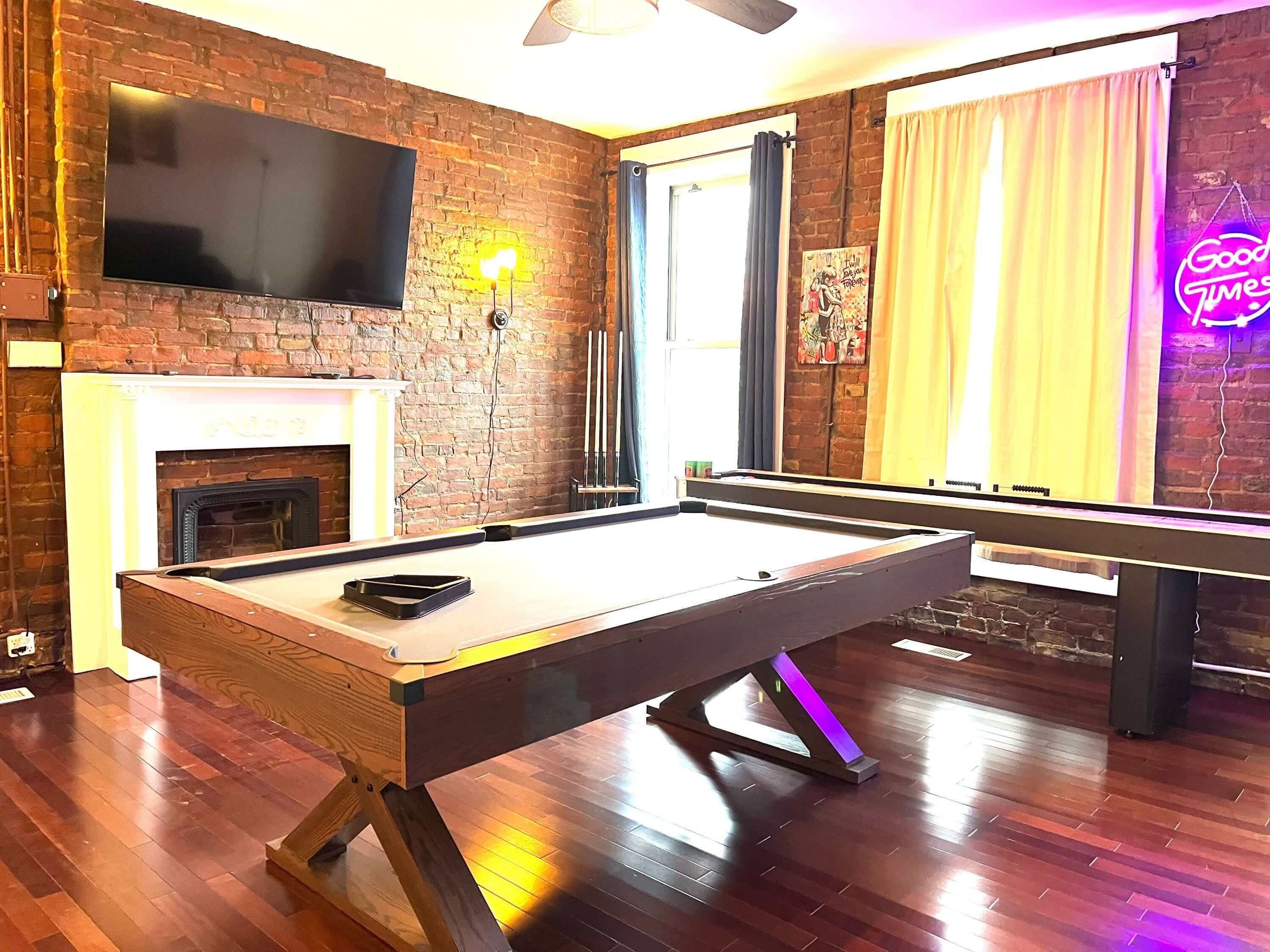 Pool Table|King Bed|Sleeps 16|Great Location Loft!