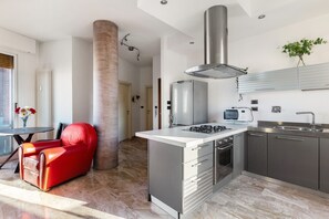 Réfrigérateur, four à micro-ondes, un four, surface de cuisson