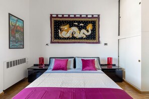 1 chambre, bureau, système d’insonorisation, fer et planche à repasser