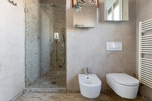 Een douche, gratis toiletartikelen, een haardroger, een bidet