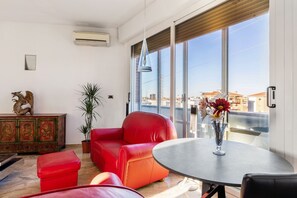 تلفزيون ذكي، وحدة تحكم لألعاب الفيديو، مشغل دي في دي، ستيريو