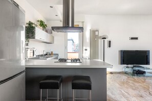 Réfrigérateur, four à micro-ondes, un four, surface de cuisson