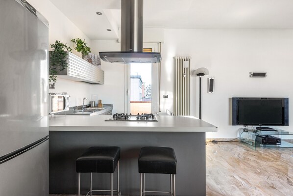 ثلاجة، ميكروويف، فرن، موقد طهي مسطح