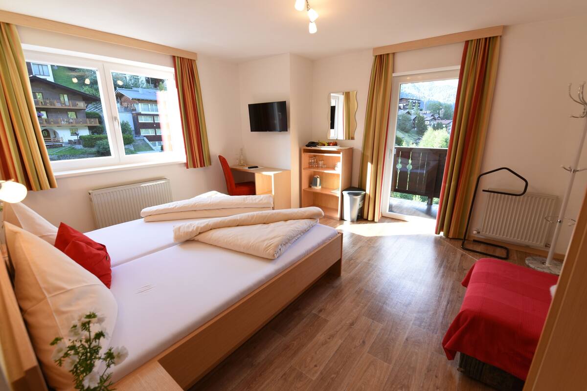 Doppelzimmer | Allergikerbettwaren, Zimmersafe, Verdunkelungsvorhänge, Reisekinderbett