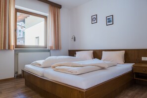Habitación doble | Ropa de cama hipoalergénica y caja de seguridad en la habitación 