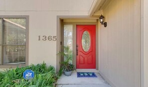 Exterior detail - Jacksonville Beach House Heated Pool 8 min to Hannah Park Beach Pet Friendly (Jacksonville)