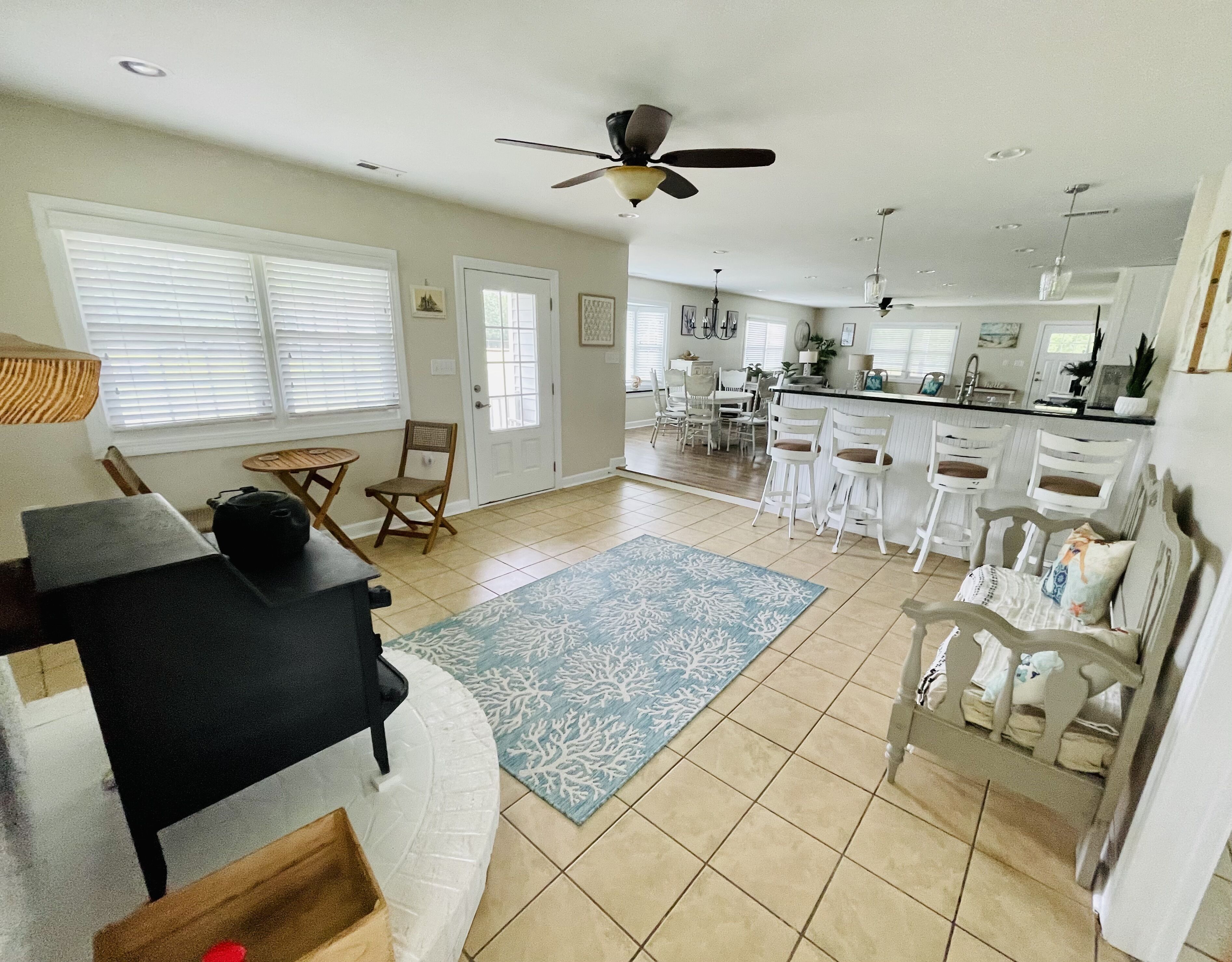 NEW dog friendly  With fee Coastal Farmhouse 7 miles to Emerald Isle