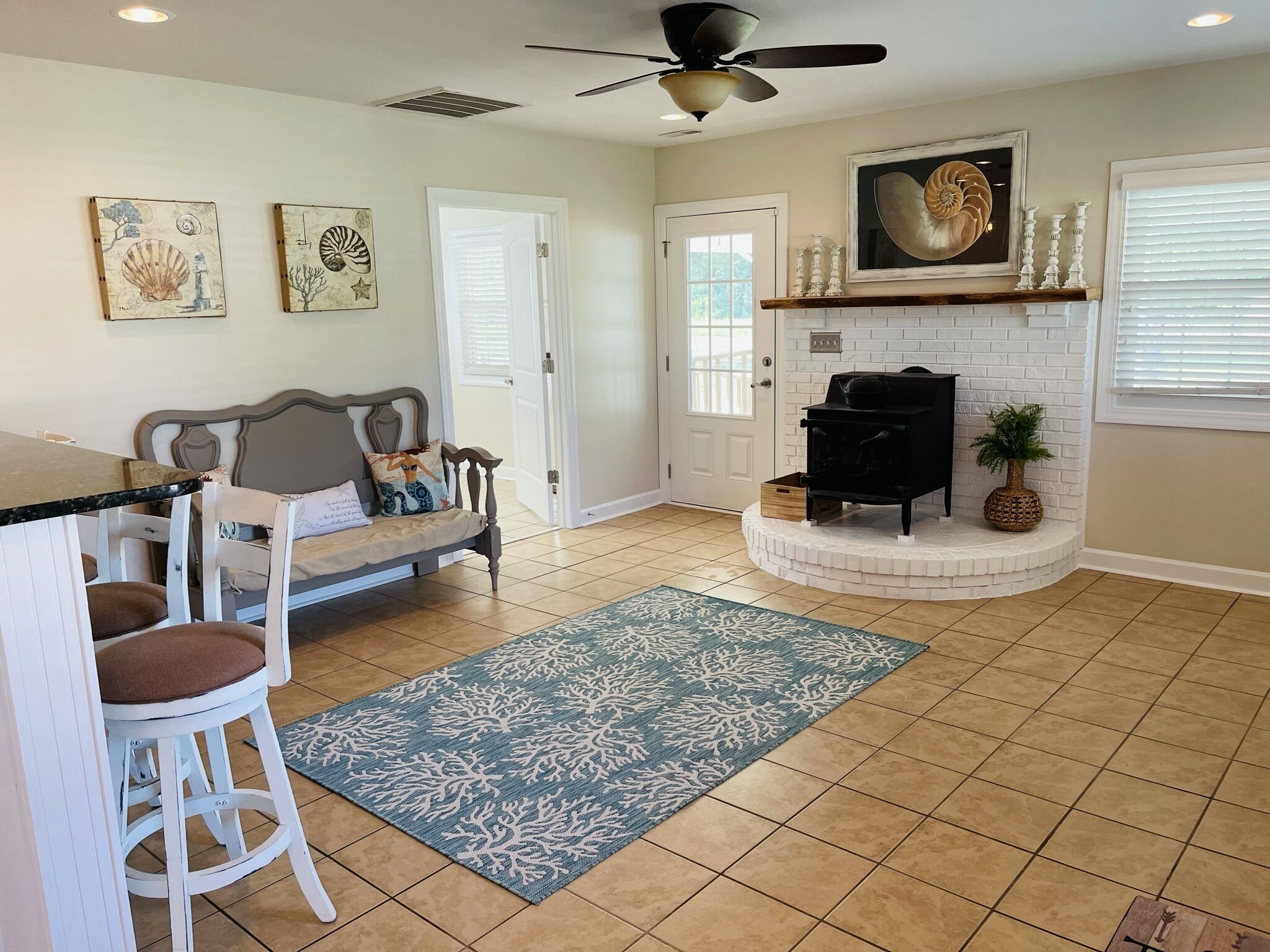 NEW dog friendly  With fee Coastal Farmhouse 7 miles to Emerald Isle