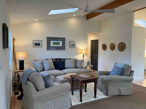 TV, fireplace, stereo - A Willows Retreat - Luxury in West Marin (Point Reyes Station)