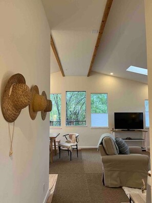 Televisión, chimenea y estéreo