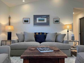 TV, fireplace, stereo - A Willows Retreat - Luxury in West Marin (Point Reyes Station)