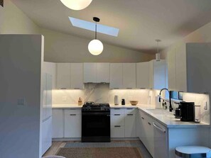 Fridge, microwave, oven, stovetop - A Willows Retreat - Luxury in West Marin (Point Reyes Station)