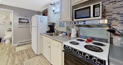 Lakeside condo with beach/water access, pool & sports courts