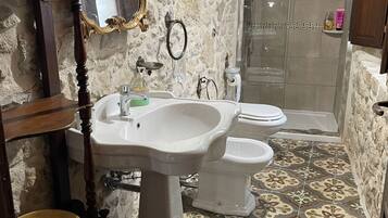 Doccia, asciugacapelli, bidet, asciugamani