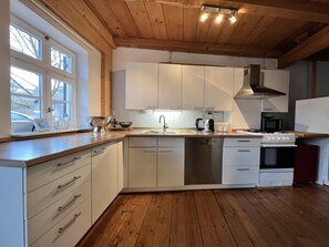 Kjøleskap, ovn, kokeplater og oppvaskmaskin