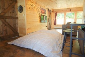 1 bedroom, desk, WiFi, bed sheets - LoZa House rooftop SkyDeck lakefront  Pets Hot Tub (Plattsburgh)