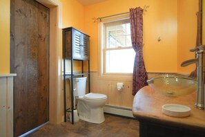 Shower, eco-friendly toiletries, hair dryer, towels - LoZa House rooftop SkyDeck lakefront  Pets Hot Tub (Plattsburgh)