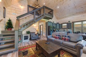 小屋, 多張床, 熱水浴缸 | 起居區 | 50-吋平面電視、數位頻道、電視、壁爐