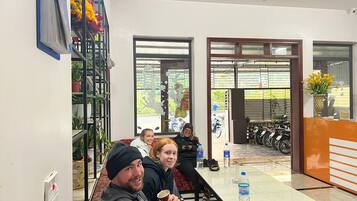 Coin salon dans le hall