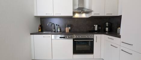 Fridge, oven, stovetop, dishwasher