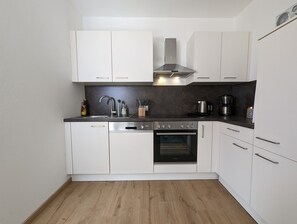 Kühlschrank, Ofen, Herdplatte, Geschirrspüler