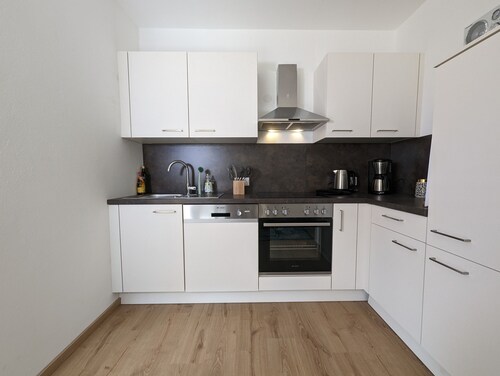 Sonnige FeWo mit Balkon und See nähe