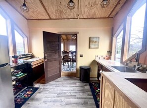 Fridge, microwave, oven, stovetop - Tranquil Estate in the Foothills of the Ozarks, sleeps 18 (Mount Pleasant)