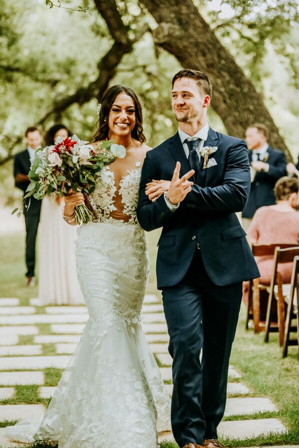 Outdoor banquet area - Tranquil Estate in the Foothills of the Ozarks, sleeps 18 (Mount Pleasant)