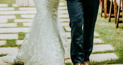 Tranquil Estate in the Foothills of the Ozarks, sleeps 18