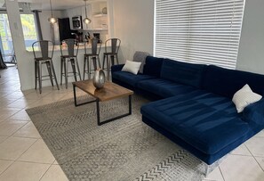 Una Smart TV, libros, una impresora