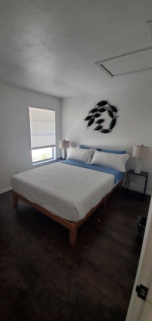 2 dormitorios, tabla de planchar con plancha, cuna de viaje