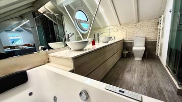 Familie studio suite | Badkamer | Een douche, een haardroger, vloerverwarming, handdoeken