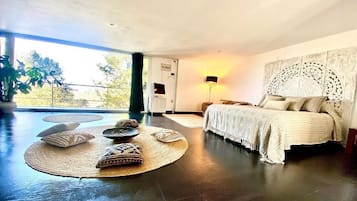 Edredón, decoración personalizada y espacio para trabajar con laptop