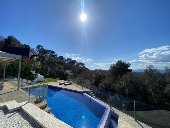 حمّام سباحة خارجي