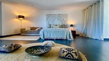 Edredón, decoración personalizada y espacio para trabajar con laptop