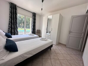 4 slaapkamers, een strijkplank/strijkijzer, reisbedje, gratis wifi